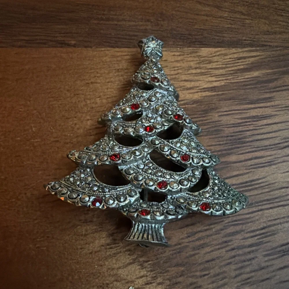 Vintage Avon Christmas Tree Brooch Rhinestone Red Aged Silver Tone Holiday